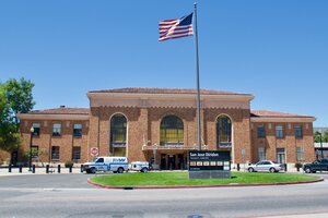 Der Bahnhof Diridon Station in San José, ein Backsteingebäude mit US-Flagge Der Bahnhof Diridon Station in San José, ein Backsteingebäude mit US-Flagge