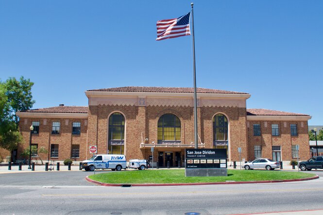 Der Bahnhof Diridon Station in San José, ein Backsteingebäude mit US-Flagge