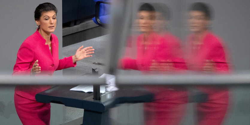 Sahra Wagenknecht steht an einem Rednerpult