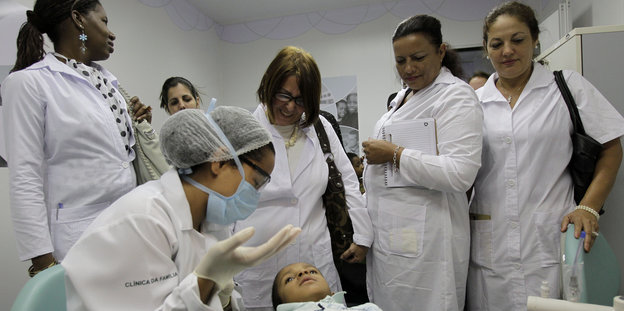 Ärzte aus Kuba beobachten einen zahnärztlichen Eingriff während einer Trainingseinheit in einer Klinik in Brasilia
