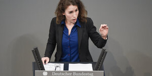 Mariana Harder-Kühnel steht am Rednerpult im Bundestag