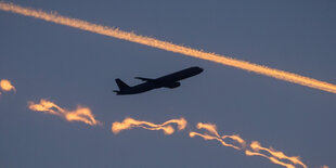 Ein Flugzeug am Himmel