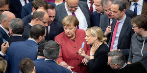 Abgeordnete um Kanzlerin Merkel
