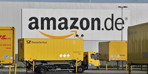Amazon-Logistikzentrum in Rheinsberg, davor ein LKW.