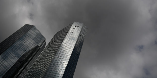 Dunkle Wolken ziehen über der Zentrale der Deutschen Bank im Frankfurter Bankenviertel hinweg