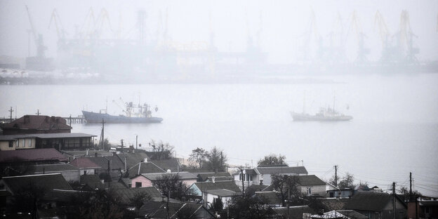 Im Asowschen Meer ist ein Hafen im Nebel zu sehen