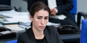 Mariana Harder-Kühnel sitzt im Bundestag und blickt ernst