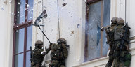 KSK-Soldaten im Einsatz an einer Hauswand