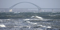 Fehmarnsundbrücke über aufgewühlter See