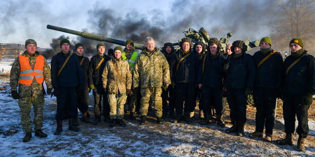 Poroschenko und Militärs vor einem Kampfhubschrauber