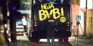 Der BVB-Mannschaftsbus in der Nacht nach dem Anschlag