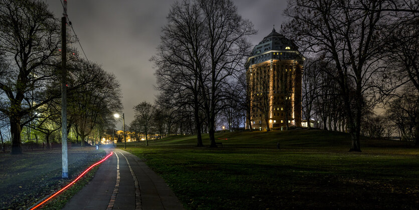 Langzeitbelichtung des alten Wasserturms im Schanzenviertel bei Nacht.