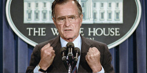 George H.W. Bush am Rednerpult