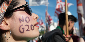 Demonstrantin mit "G20" auf der Backe