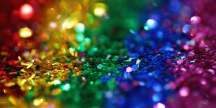 Viele Glitzerpartikel in den Farben des Regenbogens