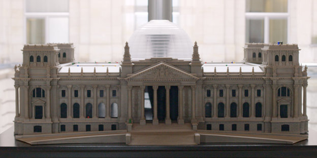Ein Modell des Reichstags steht auf einem Podest.