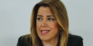Die andalusische PSOW-Chefin Susana Díaz spricht in ein Mikrofon