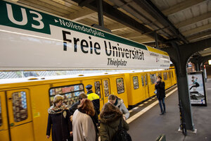 Menschen stehen auf einen U-Bahnhof Menschen stehen auf einen U-Bahnhof