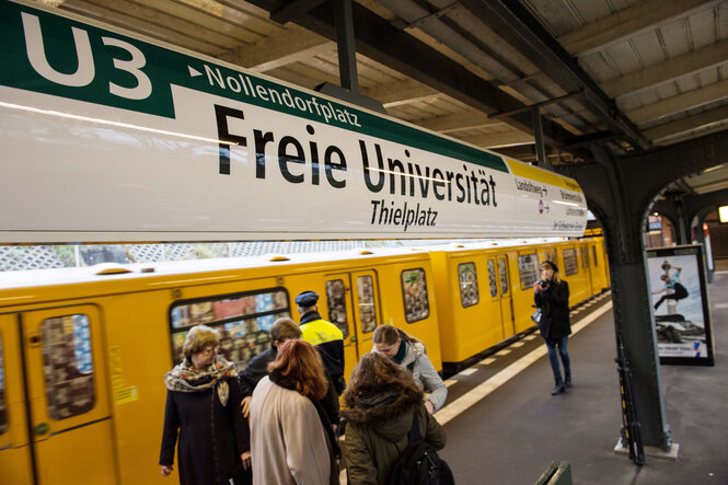 Menschen stehen auf einen U-Bahnhof