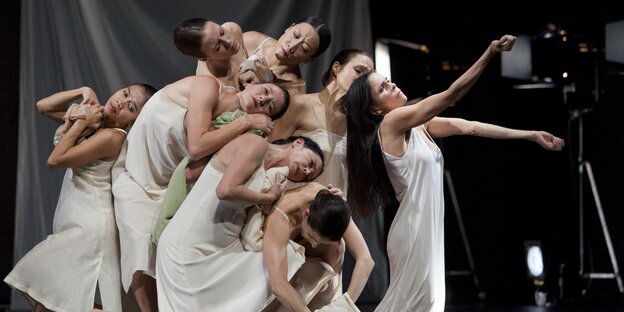 Tänzerinnen drängen sich in einem Bühnenstill aneinander