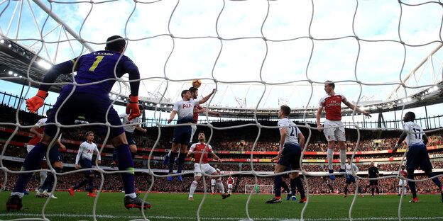 Großbritannien, London: Fußball: Premier League, England, 14. Spieltag, FC Arsenal - Tottenham Hotspur im Emirates Stadium.