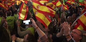 Vox-Anhänger jubeln mit erhobenen spanischen Flaggen