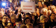 Demonstrierende fordern in Budapest mit Schildern "akademische Freiheit"