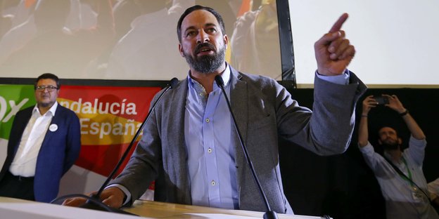 Spaniens Rechtsradikalen-Chef Santiago Abascal gestikuliert