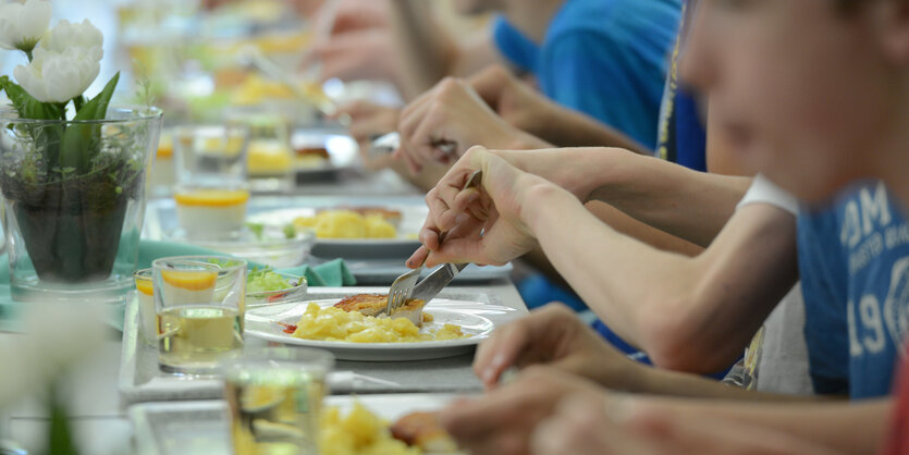 Schulkinder beim Essen