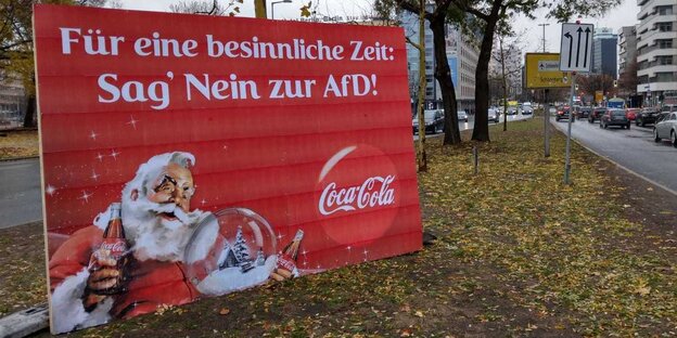 Auf einem Coca-Cola-Plakat steht "Für eine besinnliche Zeit: Sag nein zur AfD"