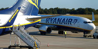 Zwei Ryanair-Flugzeuge stehen auf einem Rollfeld