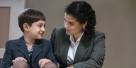 Szene aus dem Film: Aenne (Katharina Wackernagel) sitzt mit ihrem Sohn Hubert (ior Kudrjawizki) auf einer Treppe