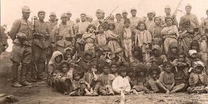 Türkische Soldaten und Bewohner der Dersim-Region