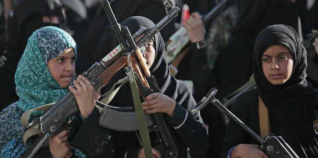 Junge Frauen tragen Sturmgewehre, während sie in Sanaa (Jemen) an einem bewaffneten Marsch zur Unterstützung der Huthi-Rebellen im Jemen teilnehmen