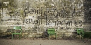 Ein Graffiti mit der Aufschrift „Les peuples veulent la chute des regimes“ (Die Völker wollen den Fall der Regime) steht an einer Wand