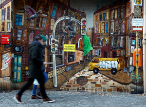 Eine mit Graffiti bemalte Hauswand