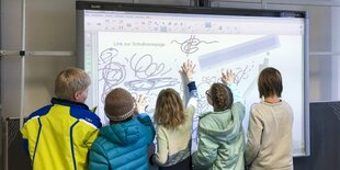 Schüler an einem Whiteboard