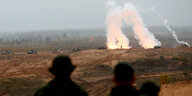 Soldaten blicken in Lettland auf zwei Explosionen, die Teil einer Nato-Übung sind
