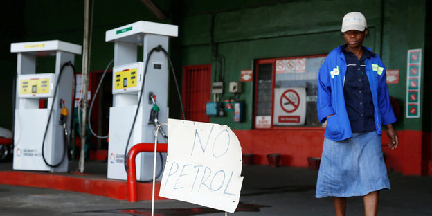 Eine Tankstelle, davor ein Schild mit der Aufschrift "No Petrol".