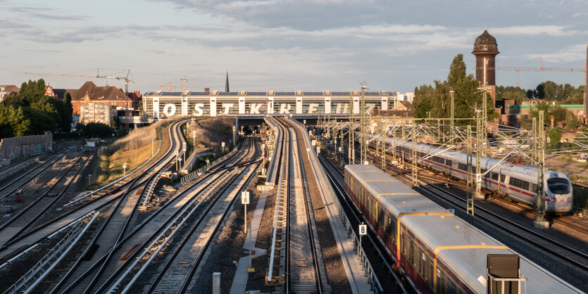 Weitblick auf den Bahnhof Ostkreuz und die Schienenanlagen