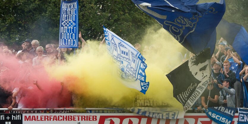 Rauchtöpfe sorgen für farbigen Rauch in der Oldenburger Fankurve