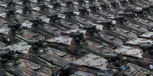 Viele Panzer stehen dichtgedrängt nebeneinander
