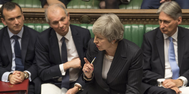 Die britische Premierministerin Theresa May inmitten von Abgeordneten