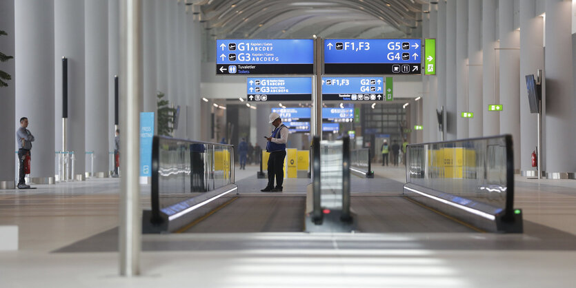 Ein Bauarbeiter steht in einem Terminal am neuen Flughafen von Istanbul