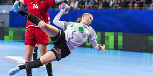 Eine Handballerin wirft