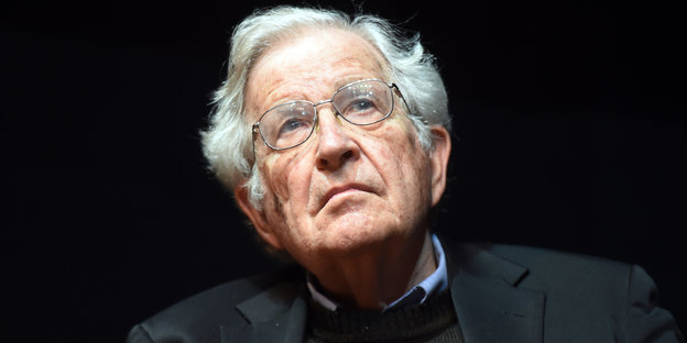 Der US-amerikanische Gesellschaftskritiker Noam Chomsky hält im Zentrum für Kunst und Medientechnologie in Karlsruhe einen Vortrag