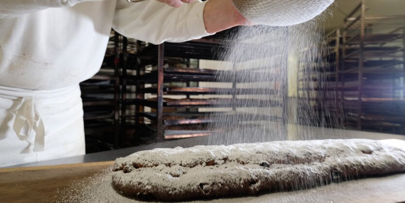 Puderzucker wird über einen Stollen gestreut