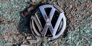 Ein zerbrochenes VW-Logo