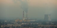 Eine Fabrik stößt Rauch in die Luft der Stadt Krakau