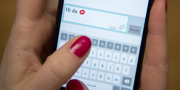 Handybildschirm mit der Nachricht "Hi du" und einem Kussmund-Smiley